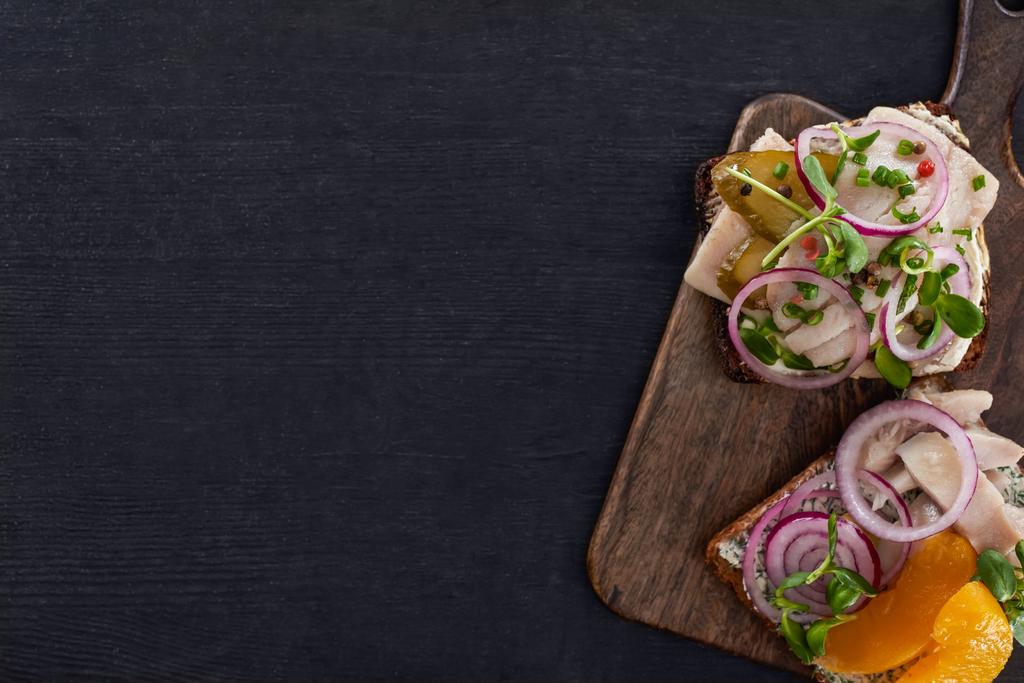 Gri yüzeyde çavdar ekmeği üzerinde lezzetli smorrebrod sandviçlerin üst görüntüsü  - Fotoğraf, Görsel