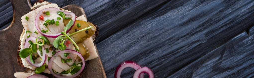 tiro panorâmico de pão de centeio com sanduíche de smorrebrod na superfície de madeira azul
  - Foto, Imagem