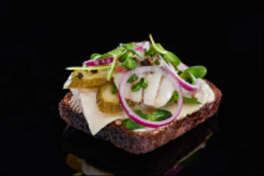 gros plan de poisson hareng sur savoureux sandwich danois smorrebrod sur noir
  - Photo, image
