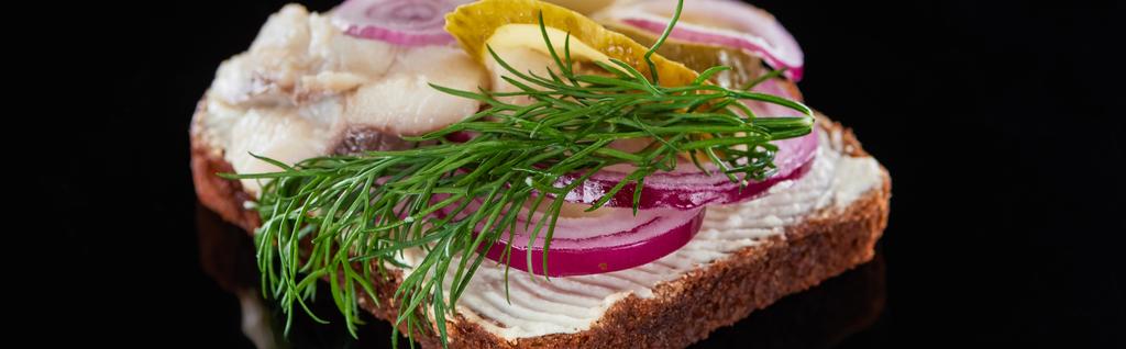 панорамный снимок укропа на вкусном датском сэндвиче Смореброд на черном
  - Фото, изображение