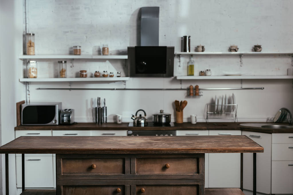Intérieur de la cuisine moderne avec table en bois
 - Photo, image