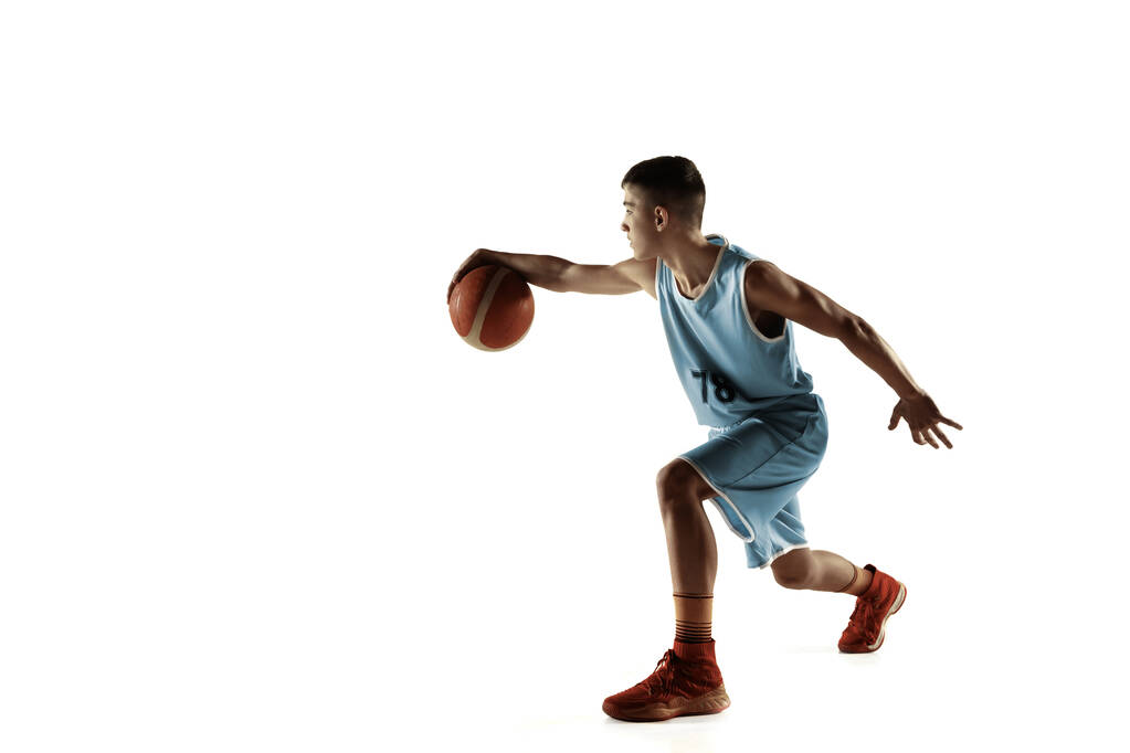 Retrato completo de un joven jugador de baloncesto con pelota
 - Foto, Imagen