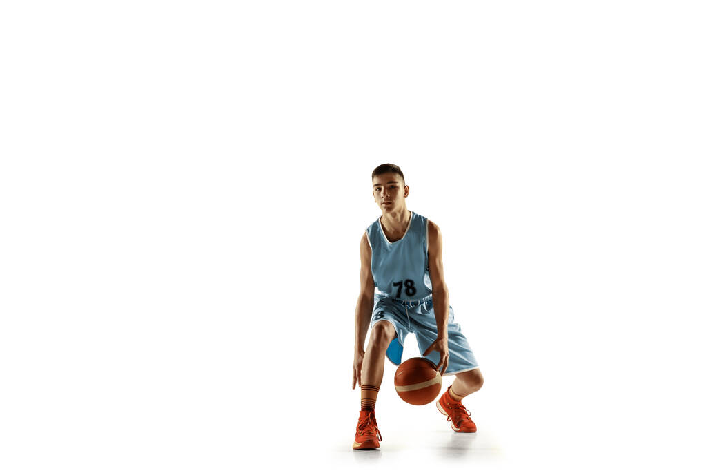 Plně dlouhý portrét mladého basketbalisty s míčem - Fotografie, Obrázek