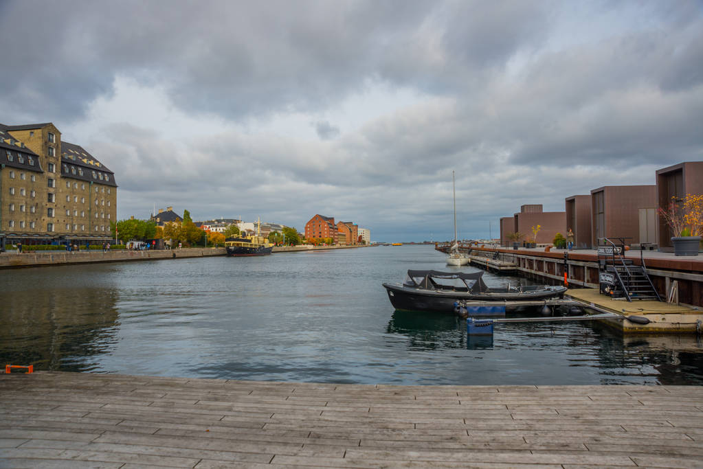 Копенгаген (Данія): Чудовий панорамний вид від берега до будівель, човнів і річки.. - Фото, зображення