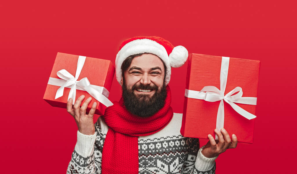 Chico alegre demostrado cajas de regalo en el día de Navidad
 - Foto, Imagen
