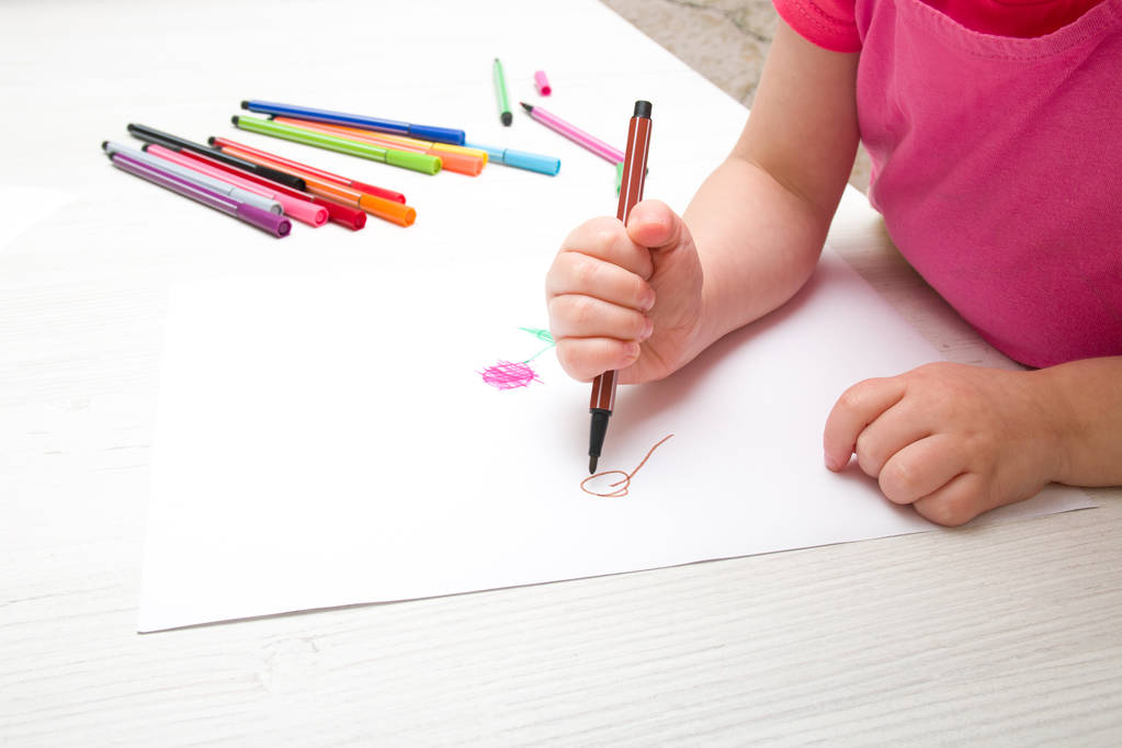 fille dessine un ballon sur papier avec feutre stylo espace de copie
 - Photo, image