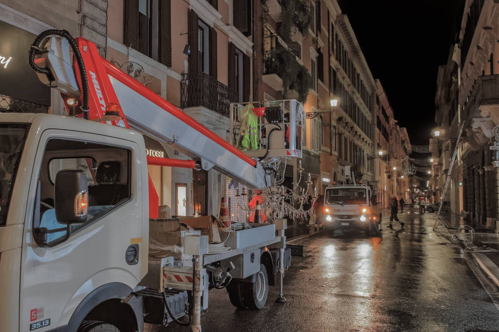 Rome, Italië - 21 november 2019: Kerstverlichting in Via dei Condotti. - Foto, afbeelding