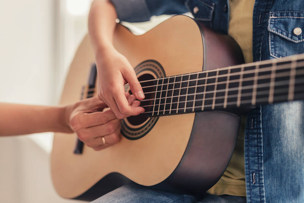 Безликий грає на гітарі
 - Фото, зображення