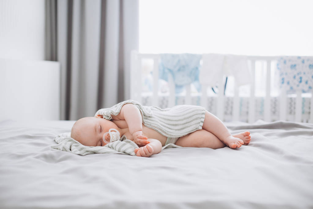 bébé nouveau-né dort chambre factice couverture couverte
 - Photo, image