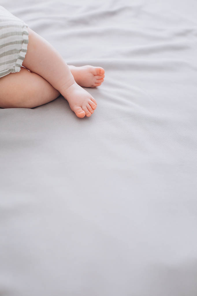pieni vauva jalat sänky herkkä tekstiili käsitteellinen
 - Valokuva, kuva