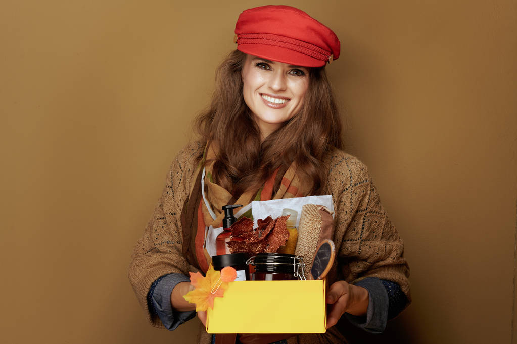 feliz mujer de mediana edad mostrando otoño belleza cosmética caja
 - Foto, imagen