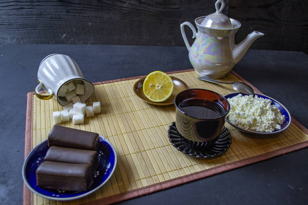 κούπα με τσάι κοντά σε μπολ ζάχαρης με τσάι και μπισκότα - Φωτογραφία, εικόνα