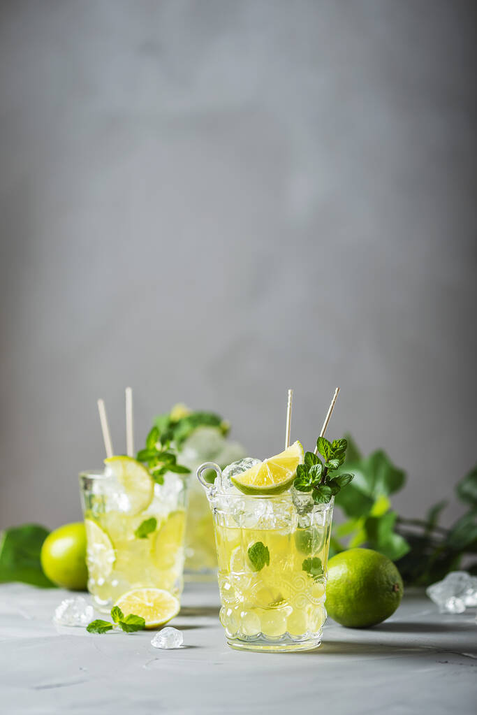 Studený čaj s citrónem, mátou a ledem - Fotografie, Obrázek