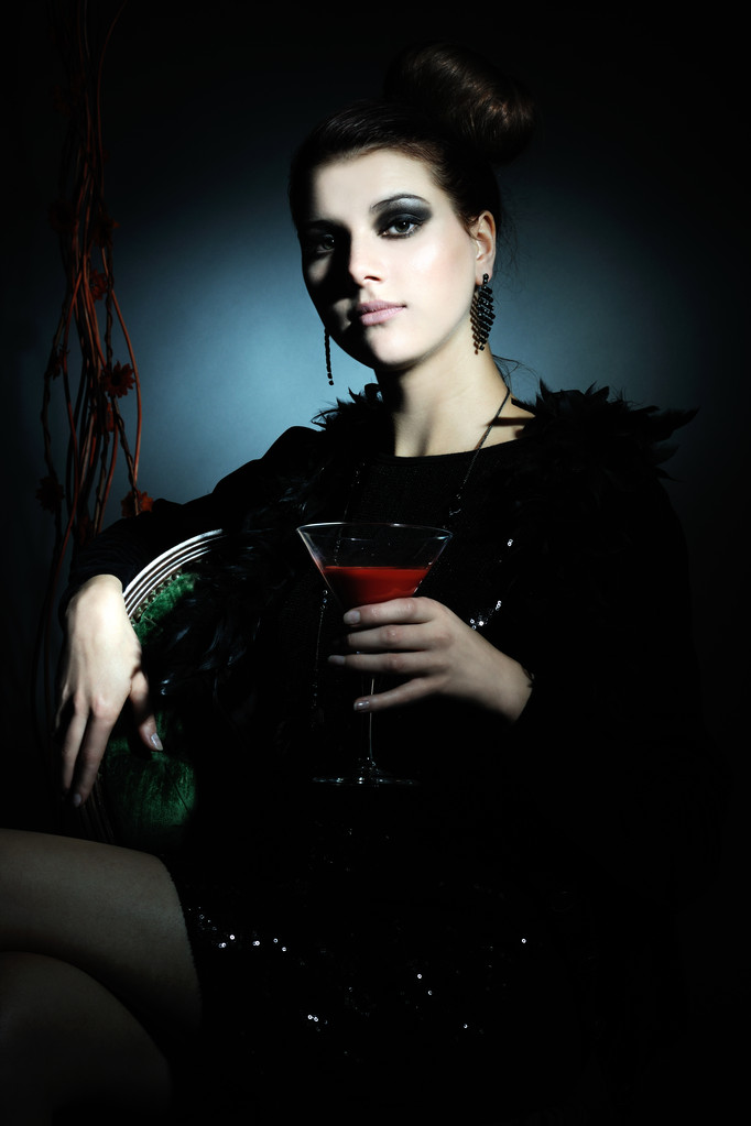 Красивая девушка с бокалом вина
 - Фото, изображение