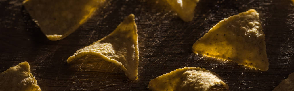 deliciosos nachos de maíz crujientes sobre mesa rústica de madera, plano panorámico
 - Foto, imagen