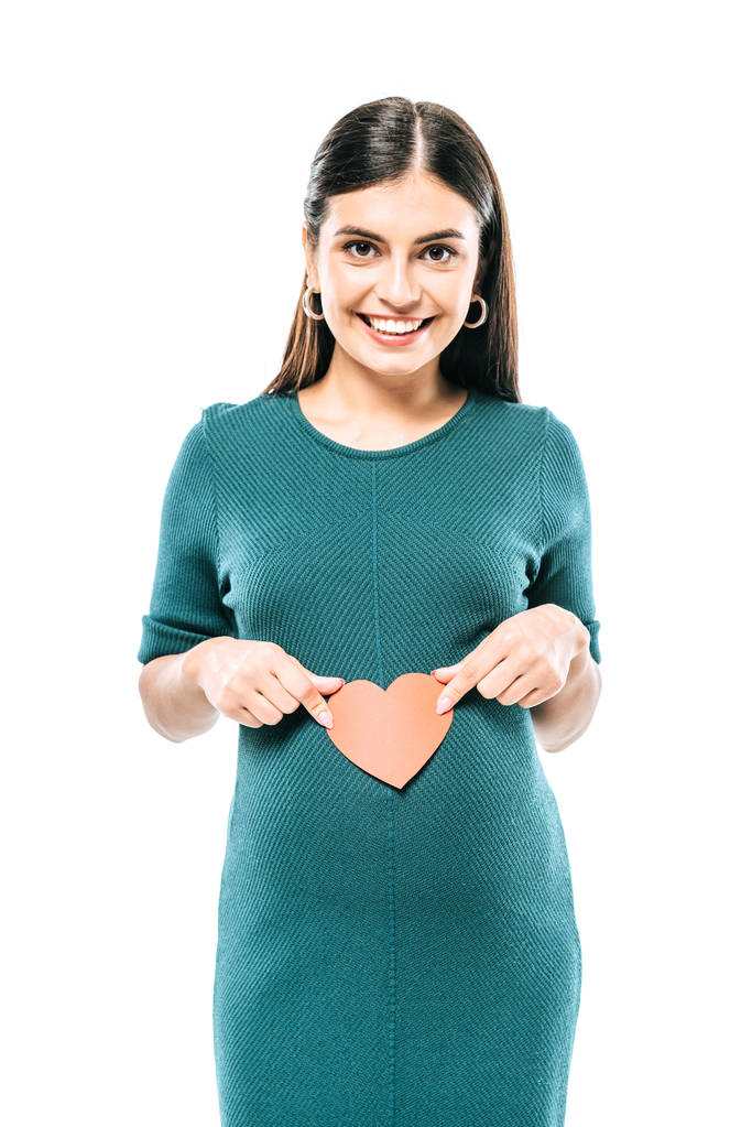 sonriente embarazada chica celebración de papel corazón aislado en blanco
 - Foto, Imagen