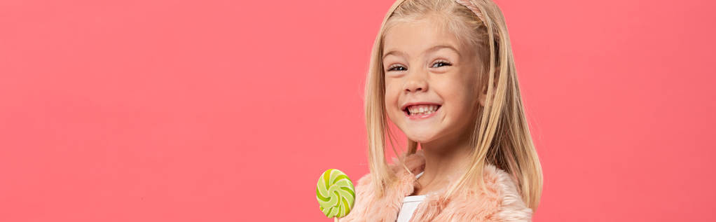 panoraama laukaus hymyilevä ja söpö lapsi tilalla tikkari eristetty vaaleanpunainen
 - Valokuva, kuva