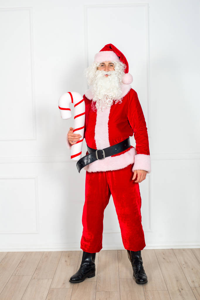 Le Père Noël en costume rouge classique avec une barbe blanche sur fond blanc en studio. De fabuleux héros du Nouvel An. humeur de Noël
. - Photo, image