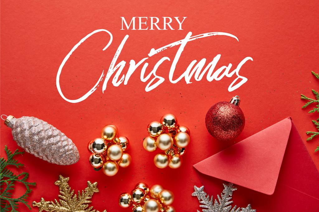 Kırmızı arka planda parlak Noel süslemesi, zarf ve eşkıya manzarası Mutlu Noeller illüstrasyonuyla - Fotoğraf, Görsel