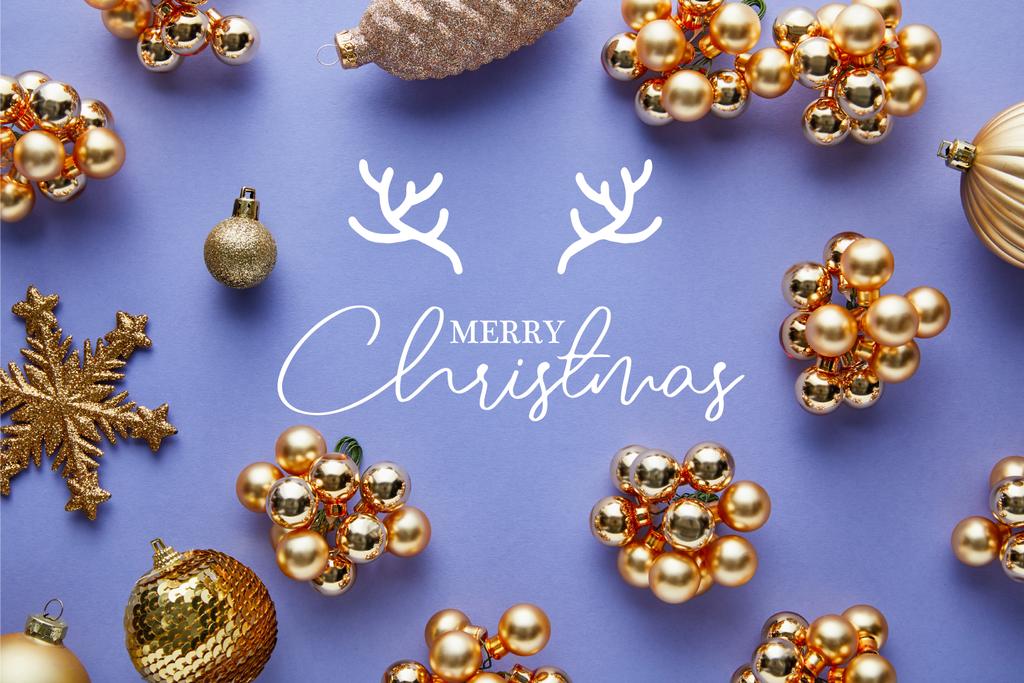 κορυφή άποψη του λαμπερό χρυσό διακόσμηση Χριστούγεννα σε μπλε φόντο με Καλά Χριστούγεννα εικονογράφηση - Φωτογραφία, εικόνα