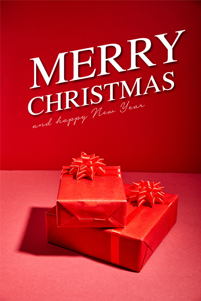 červené vánoční dárkové krabice na červeném pozadí s Veselé Vánoce a šťastný nový rok ilustrace - Fotografie, Obrázek