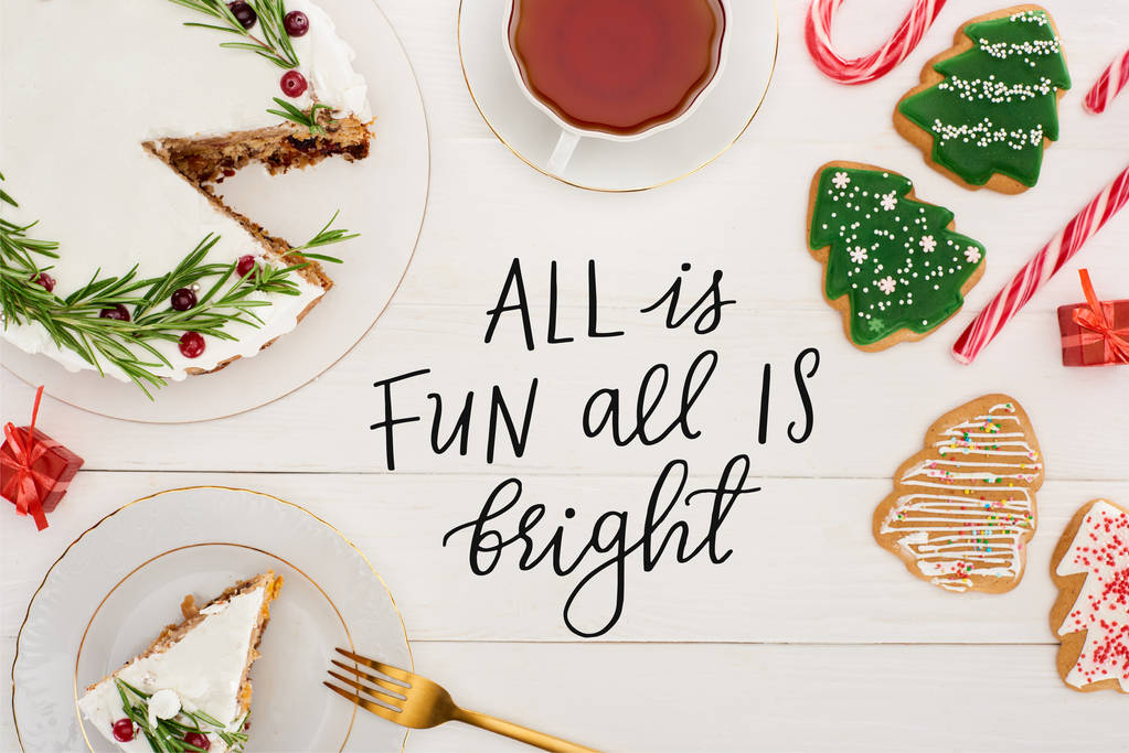 vrchní pohled na vánoční koláč s rozmarýnem, šálek čaje a vánoční stromeček sušenky na bílém dřevěném stole se vším je zábava vše je jasné ilustrace - Fotografie, Obrázek
