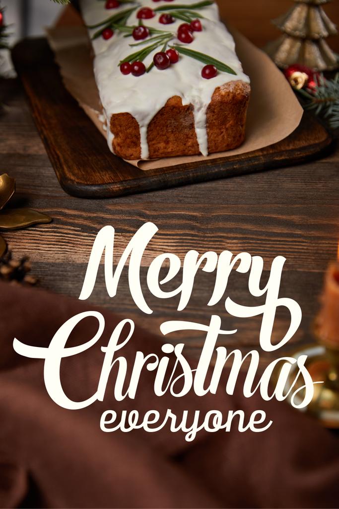 bolo de Natal tradicional com cranberry na mesa de madeira com guardanapo marrom com Feliz Natal todos ilustração
 - Foto, Imagem