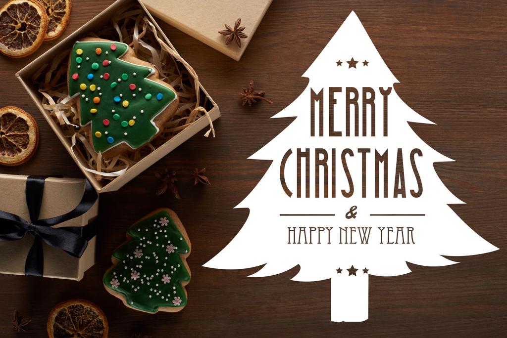 vista superior do biscoito da árvore de Natal na caixa de presente na mesa de madeira com Feliz Natal e ilustração feliz ano novo
 - Foto, Imagem