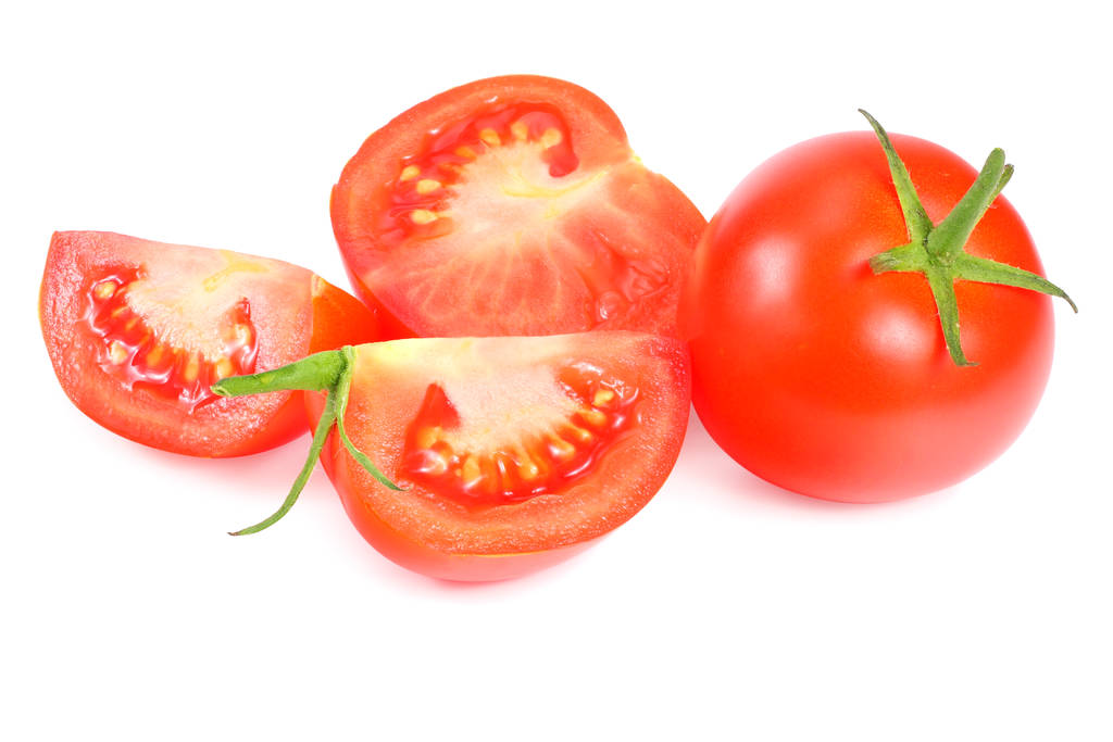 tuoreet tomaatit viipaleineen valkoisella pohjalla
.  - Valokuva, kuva