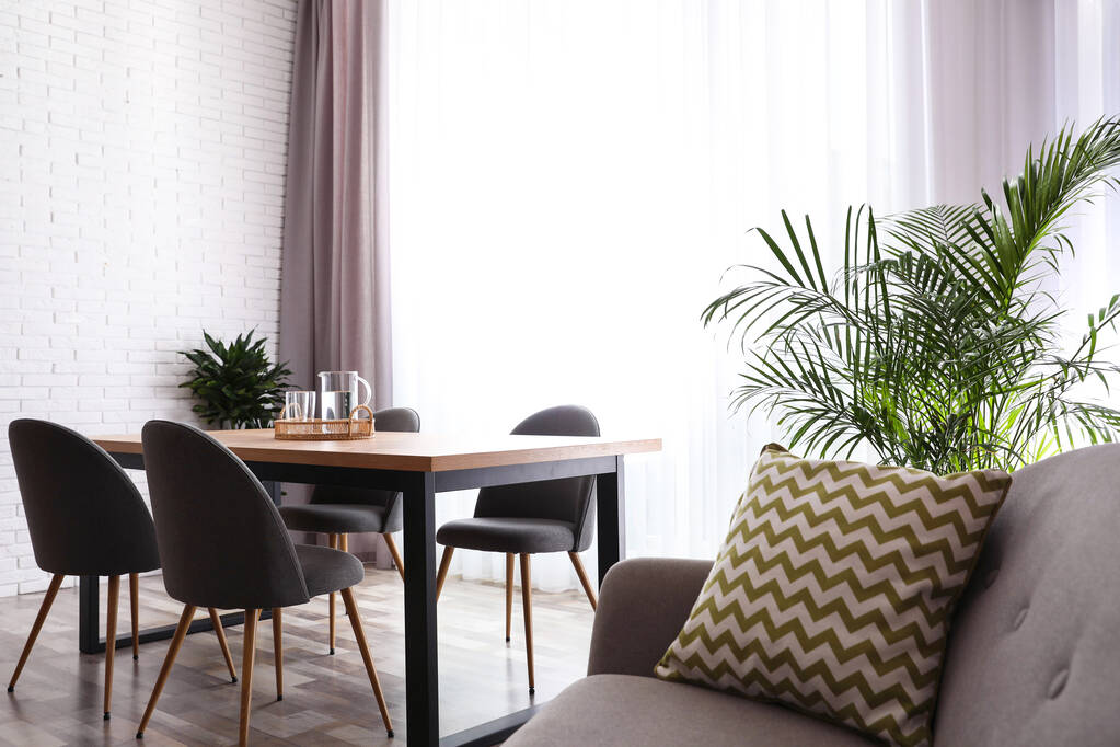 Habitación elegante interior con plantas verdes. Decoración del hogar
 - Foto, Imagen
