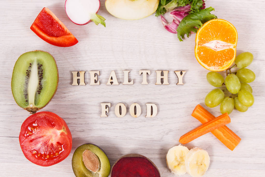 Felirat egészséges élelmiszerek friss gyümölcsökkel és zöldségekkel - Fotó, kép