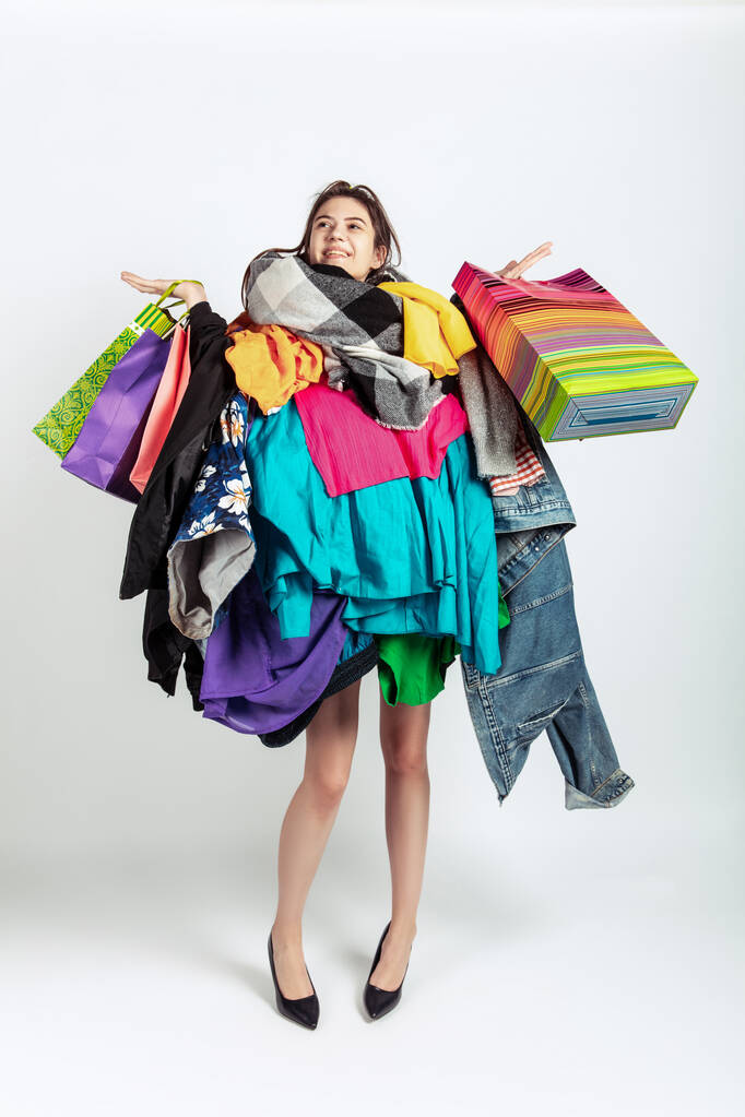 Γυναίκα εθισμένη στις πωλήσεις και τα ρούχα, υπερπαραγωγή και τρελή ζήτηση - Φωτογραφία, εικόνα