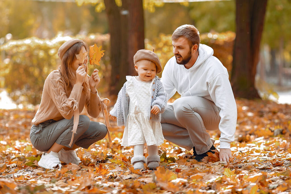 秋の公園に娘のいる家族 - 写真・画像