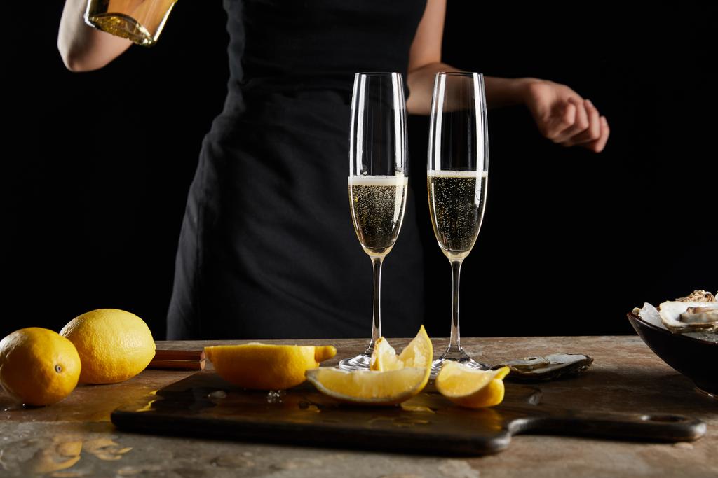 enfoque selectivo de copas de champán con vino espumoso cerca de la mujer aislado en negro
  - Foto, Imagen
