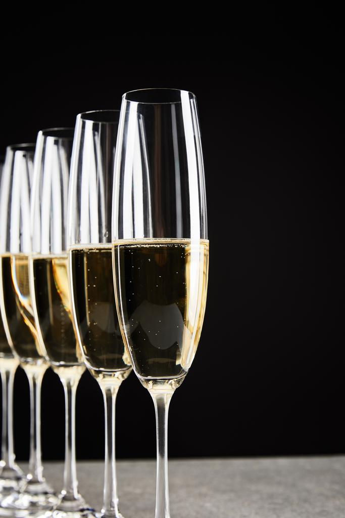 вибірковий фокус шампанських келихів з ігристим вином ізольовані на чорному
  - Фото, зображення
