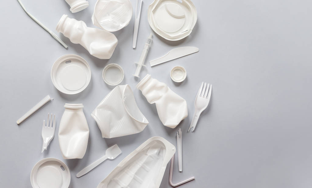 Käytetty valkoinen muovipakkaus ruokaan harmaalla pohjalla
 - Valokuva, kuva