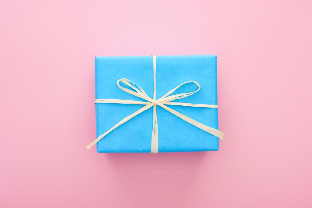 vista superior del regalo azul envuelto en rosa
  - Foto, Imagen