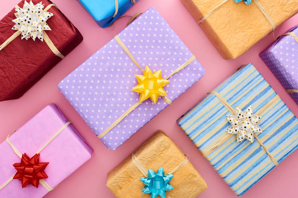 vista superior de cajas de regalo coloridas y envueltas con lazos en rosa
  - Foto, Imagen