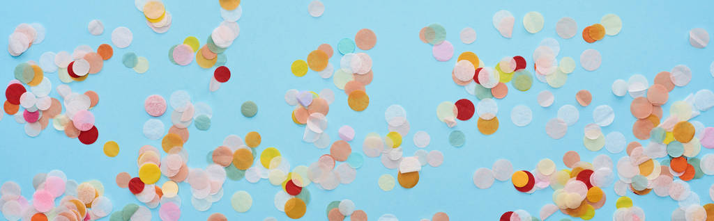 panoramiczne ujęcie wielobarwnego konfetti na niebiesko  - Zdjęcie, obraz