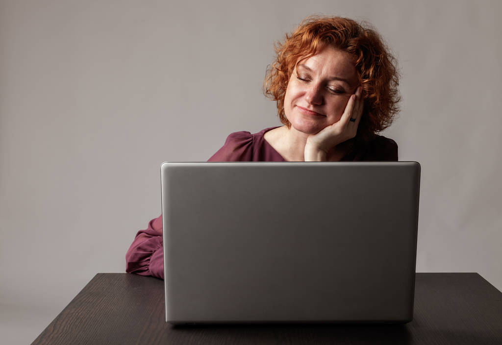 Mulher de cabelos vermelhos com laptop
. - Foto, Imagem