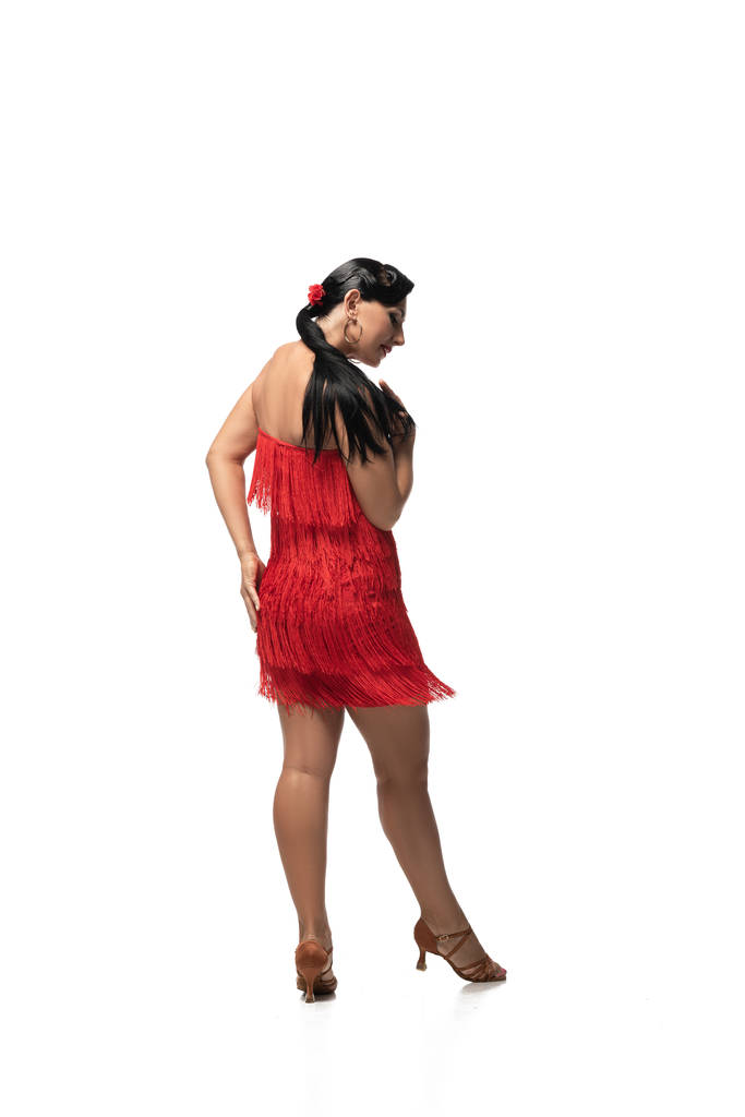 smyslný tanečník v elegantních šatech s třásněmi tango na bílém pozadí - Fotografie, Obrázek