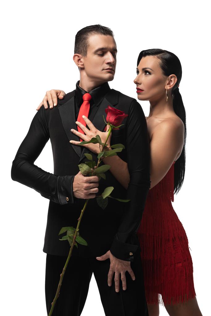 mooie tango danser knuffelen partner met rode roos geïsoleerd op wit - Foto, afbeelding