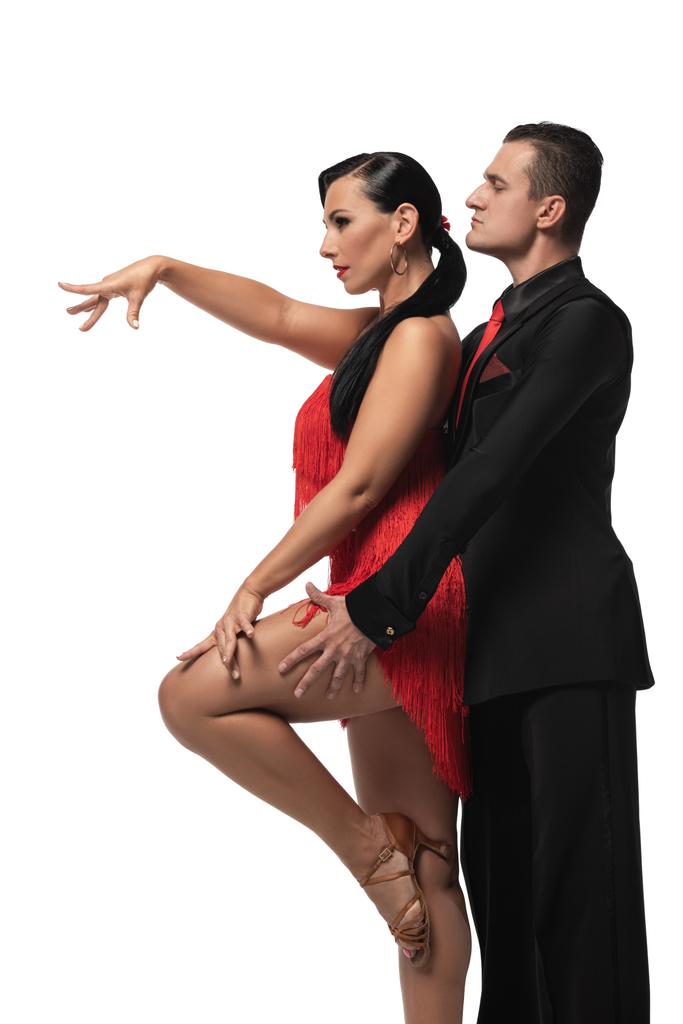 Seitenansicht ausdrucksstarker, eleganter Tänzer, die Tango isoliert auf Weiß aufführen - Foto, Bild