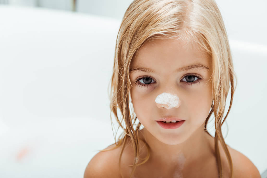 roztomilý nahý s vanou pěnou na nose dítě koupání doma  - Fotografie, Obrázek