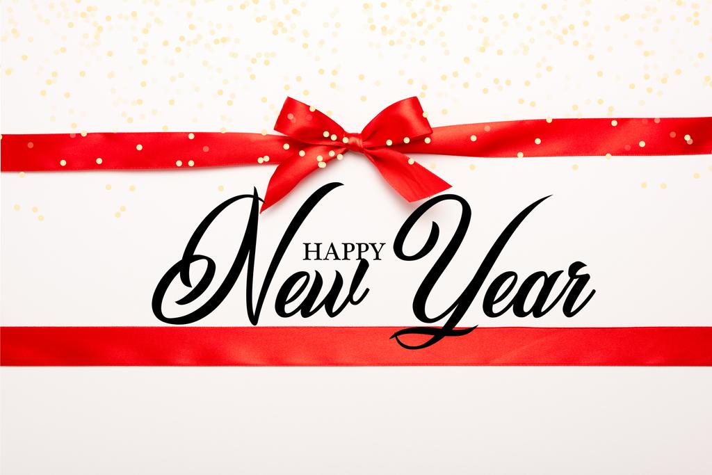 felső nézet piros szalag és íj boldog új évet felirat fehér  - Fotó, kép