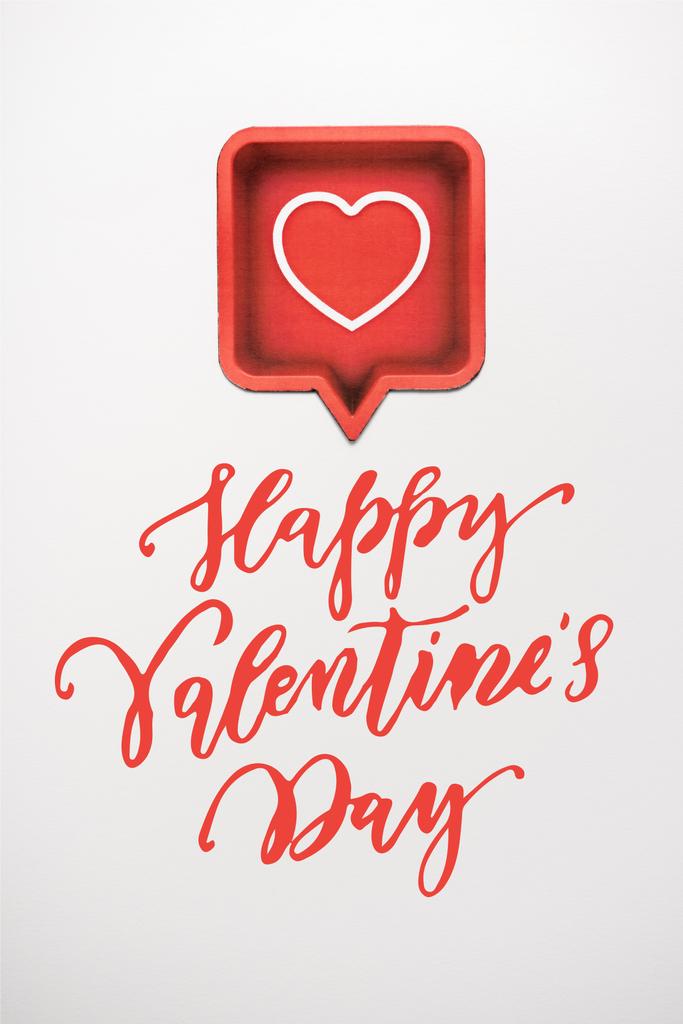 horní pohled na červenou řeč bublina se srdcem v blízkosti šťastný Valentýna písmena na bílém  - Fotografie, Obrázek