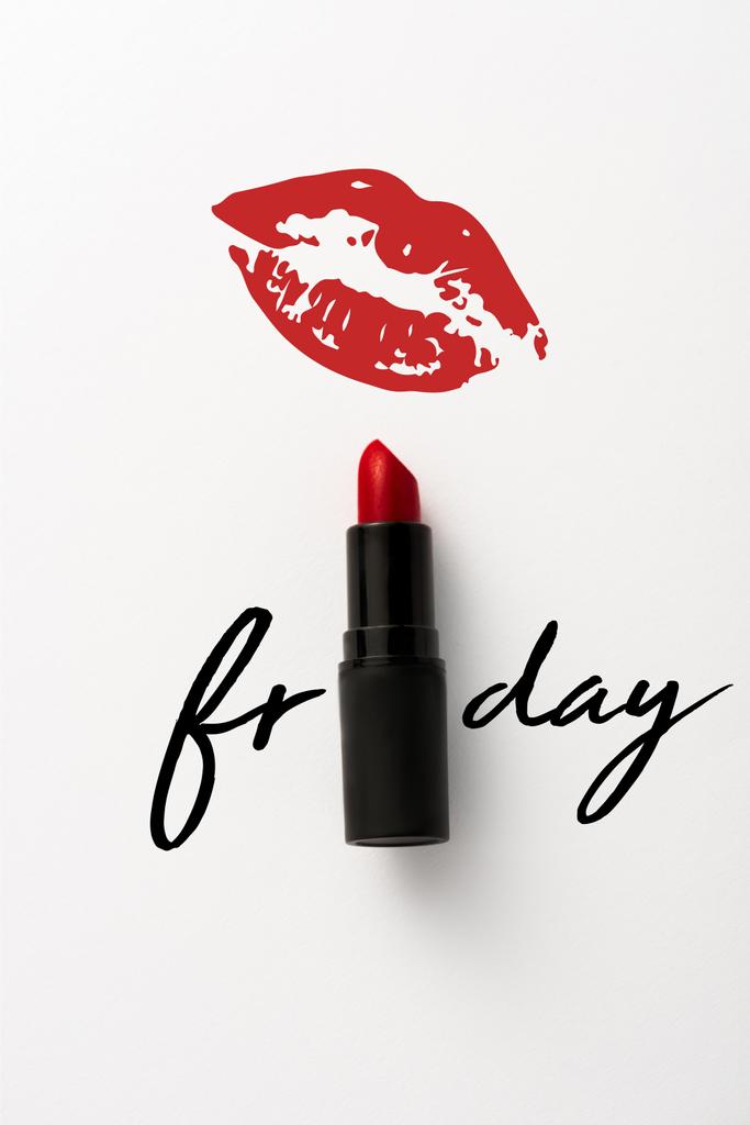 Draufsicht auf schwarze Tube mit rotem Lippenstift in der Nähe von Freitag Buchstaben und Kuss-Print auf weiß  - Foto, Bild