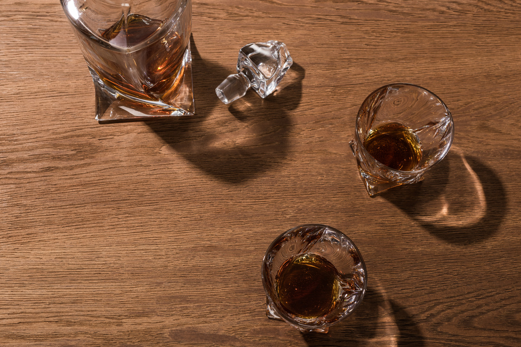 Vue du dessus du brandy dans les verres et la carafe sur la table en bois
 - Photo, image