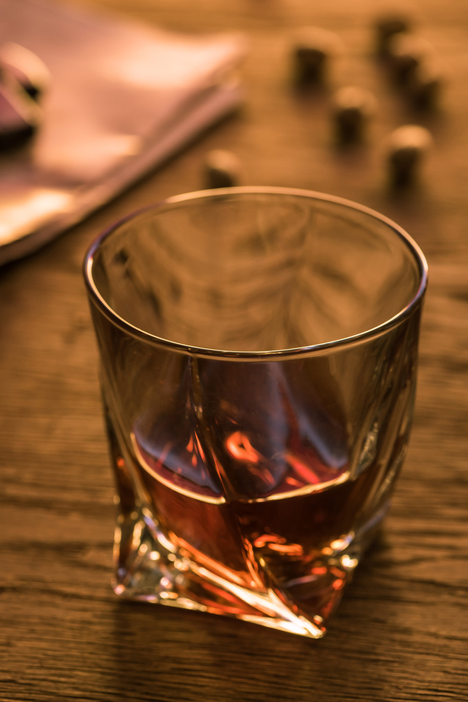 Selectieve focus van glas brandy op houten tafel - Foto, afbeelding