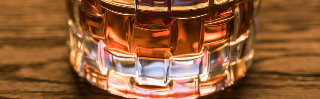 Vista de cerca de brandy en vidrio sobre mesa de madera, plano panorámico
 - Foto, Imagen